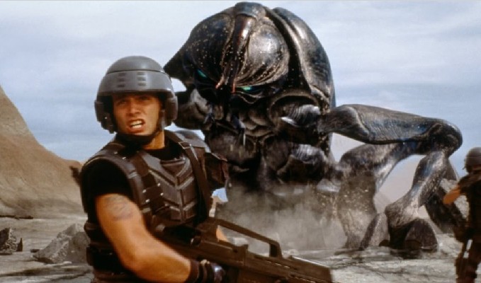 Johnny Rico combatte nei pressi del pianeta Klendathu (dal film "Starship Troopers")