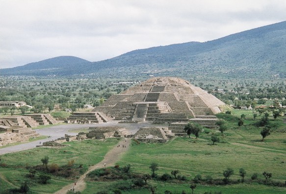 La grande Piramide della Luna a Teotihuacan