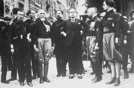 Benito Mussolini con i triumviri della Marcia su Milano
