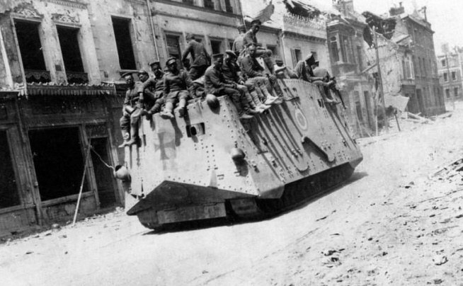 Un blindato prussiano A7V durante la vittoriosa occupazione della Francia