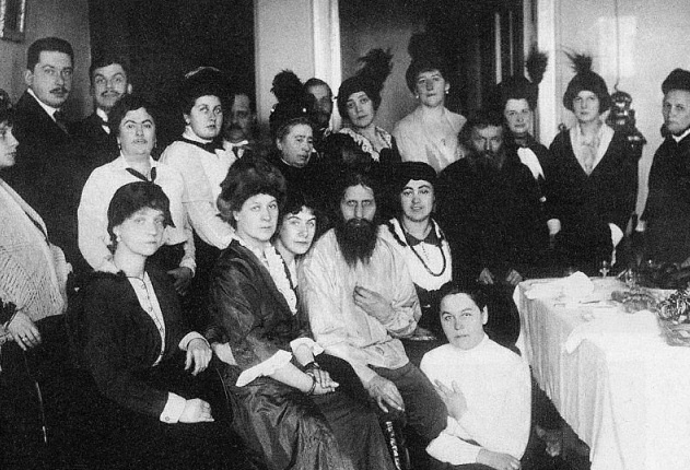 Rasputin circondato dalle sue ammiratrici nella sua casa di San Pietroburgo