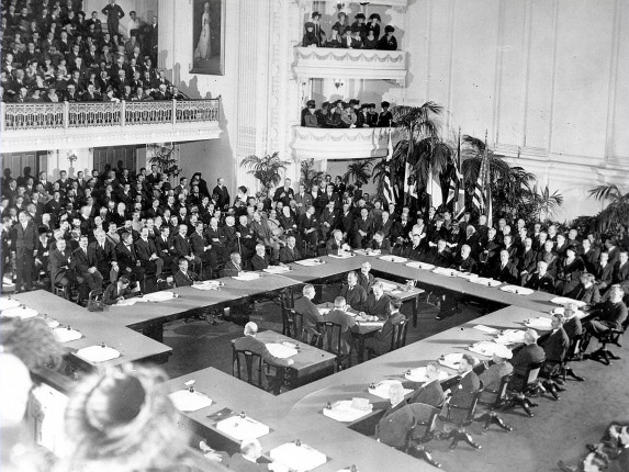 Le delegazioni riunite per la firma del trattato di Versailles