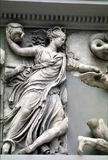 La dea Notte, particolare del fregio dell'altare di Pergamo 