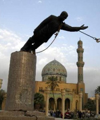 Abbattimento di una statua colossale di Saddam Hussein al Cairo, dopo la conquista della citt da parte degli angloamericani