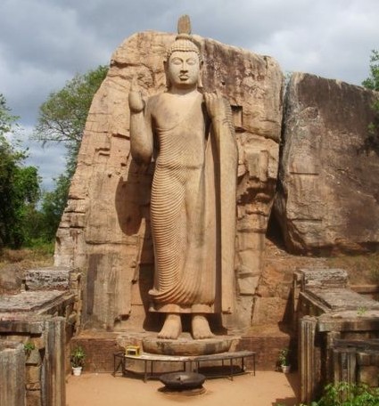 Colossale statua di Buddha alta ben 12 metri, che sorge a Kekirawa e risale al V secolo a.C.