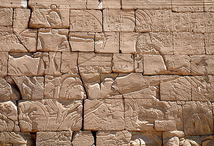 Serramanna, capo Shardana delle guardie di Ramses II, raffigurato sul mausoleo del Faraone mentre si copre di gloria nella Battaglia di Kadesh
