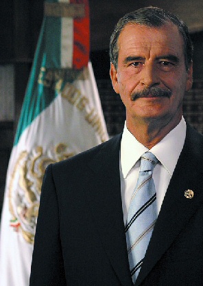 Il vicepresidente USA Vicente Fox Quesada di fronte alla bandiera dello Stato di Citt del Messico