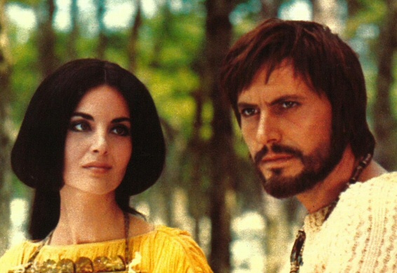 La principessa Sara, interpretata da Olga Karlatos, e Tobia il Giovane, interpretato da Giulio Brogi, nello sceneggiato televisivo "Tobia" trasmesso su Rai1 dal 19 dicembre 1971 al 30 gennaio 1972
