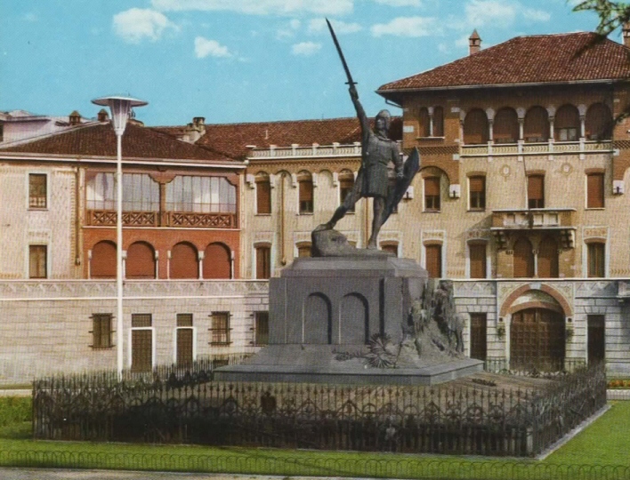 Il monumento a Guido da Landriano nell'omonima piazza di Mantova
