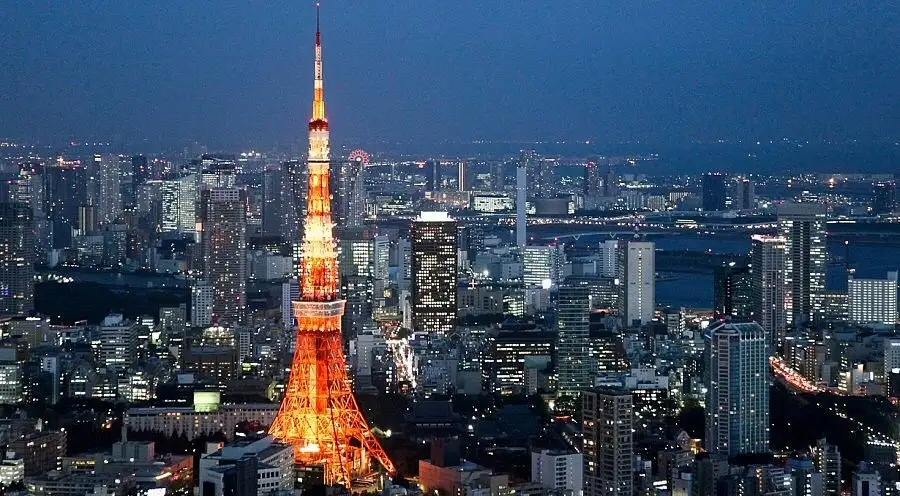 Lo skyline notturno della moderna Tokyo in cui svetta la Torre Eiffel illuminata