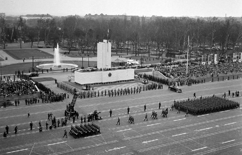 1959: truppe della RDI sfilano a Milano in occasione dellanniversario della Liberazione