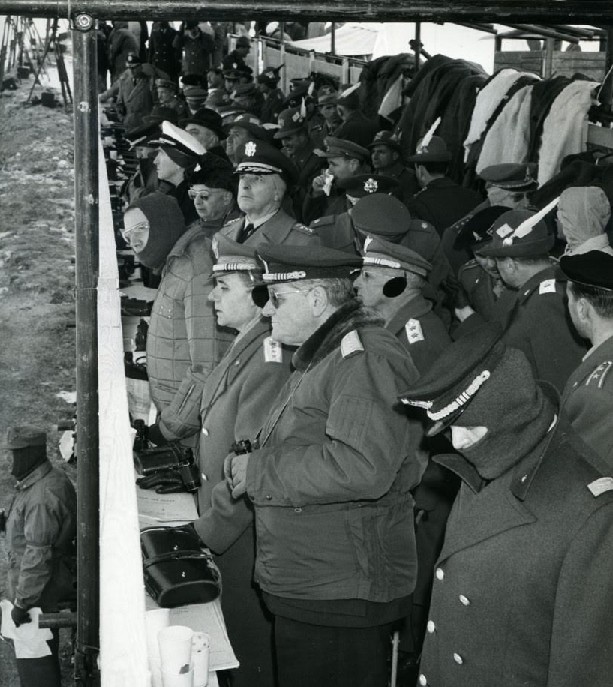 1964: il ministro della Difesa Giulio Andreotti (col passamontagna) assiste alle esercitazioni invernali delle truppe alpine del Regio Esercito