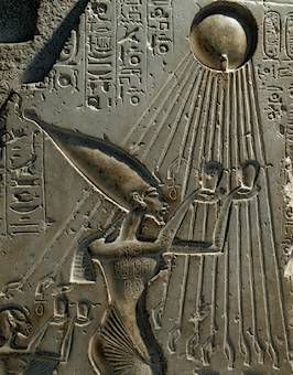 Akhenaten in adorazione di Aten