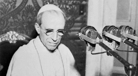 Papa Pio XII parla ai fedeli attraverso la radio