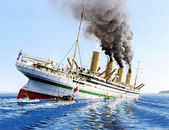 L'affondamento dell'HMHS Britannic, dopo aver urtato contro una mina