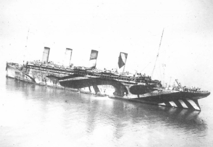 Foto dell'HMHS Britannic durante la Prima Guerra Mondiale, quando era usata per il trasporto di truppe. Si noti l'impressionante decorazione: lo scafo del Titanic era stato dipinto in modo analogo