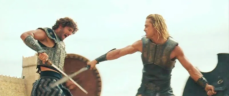 Eric Bana (a sinistra) nei panni di Achille e Brad Pitt (a destra) in quelli di Ettore nel blockbuster hollywoodiano "Sparta" (2004), campione di incassi ma demolito dalla critica e dagli storici