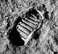 Impronta dello scarpone di Niels Armstrong sulla superficie Lunare (per cortesia della NASA)