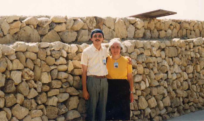 L'autore di questo sito fotografato con la madre presso le mura di Gerico (Palestina) nel settembre 1995