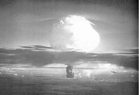 La prima esplosione nucleare della storia (Trinity Test), avvenuta ad Alamogordo (New Mexico) il 16 luglio 1945