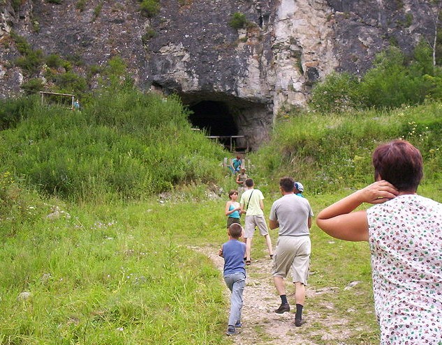 L'ingresso della grotta di Denisova
