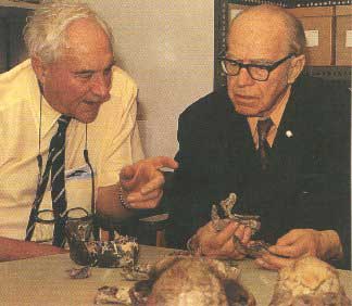 Louis Leakey (a sinistra) e Raymond Dart (a destra)