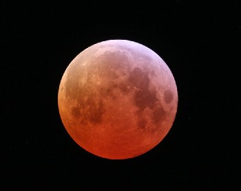 La Luna durante una spettacolare eclisse che la tinge di rosso