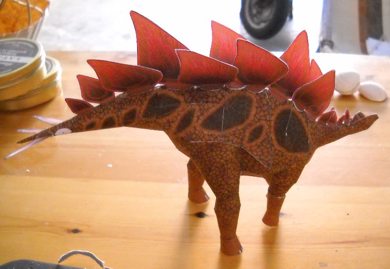 Uno stegosauro di carta realizzato da Sandro Degiani