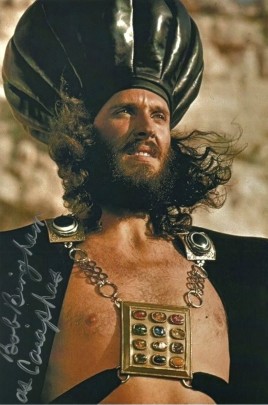 Caifa, con tanto di pettorale con le dodici pietre, interpretato da Bob Bingham nel musical "Jesus Christ Superstar" (1973)