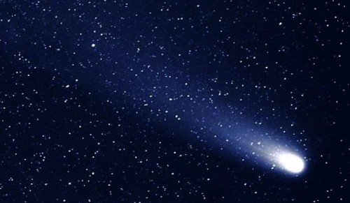La cometa di Halley ritratta da Giotto (in alto) a confronto con una foto della cometa scattata durante l'ultimo passaggio, nel 1986