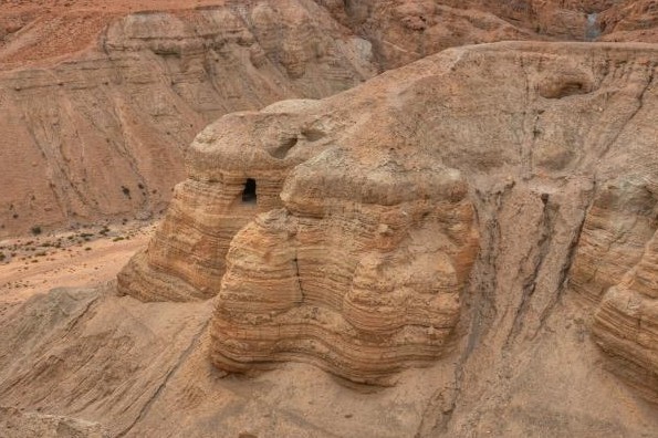 Le grotte di Qumran in cui furono ritrovati i famosi rotoli degli Esseni