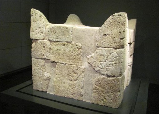 L'altare a quattro corna di Tel Beersheva, oggi all'Israel Museum of Jerusalem, VIII secolo a.C.