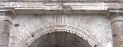Il 52° ingresso al Colosseo, indicato con un numero romano (foto dell'autore di questo sito)