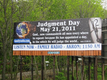 Cartelloni stradali che pubblicizzano... il Giorno del Giudizio!