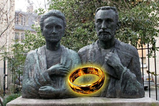 Monumento a Pierre e Marie Curie davanti all'Institut Curie di Parigi; l'Unico Anello qui è diventato una... vera nuziale!