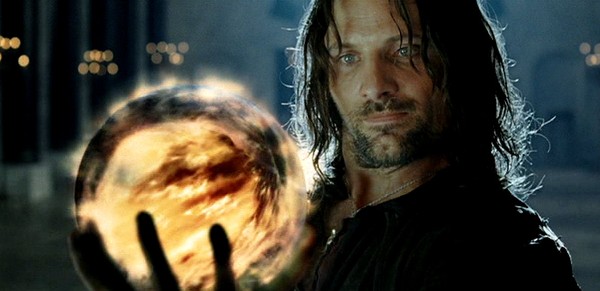 Aragorn si rivela a Sauron usando un Palantír nella versione estesa de "Il Ritorno del Re" di Peter Jackson: indubbiamente si tratta dell'equivalente moderno di una telecamera digitale!