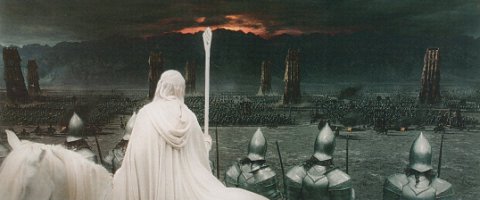 Gandalf contempla le armate di Mordor che muovono all'assedio di Minas Tirith ne "Il Ritorno del Re" di Peter Jackson