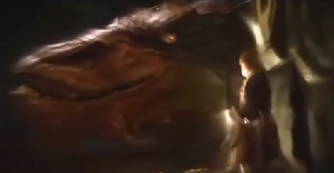 Il modo distorto e annebbiato nel quale Bilbo vede il drago mentre è occultato dall'Anello, nel film "Lo Hobbit - La Desolazione di Smaug" (da youtube)