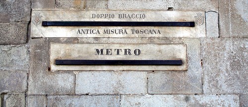 Unità di misura a confronto: il doppio braccio, antica misura toscana, e il metro nel portico del Palazzo Comunale di Pistoia