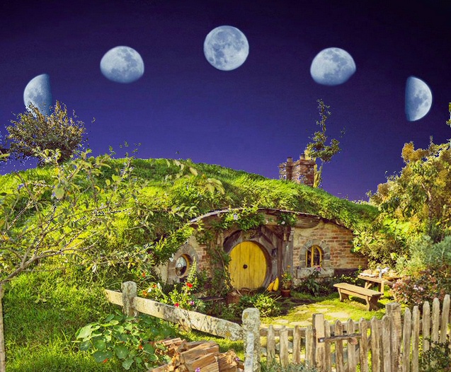 Le fasi lunari rappresentate sopra la casa di Frodo a Hobbiville così come è stata ricostruita per la trilogia di Peter Jackson