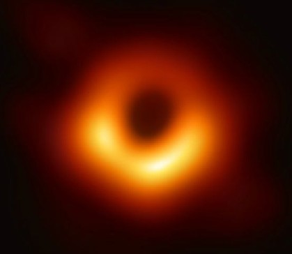 La prima, storica foto di un buco nero!