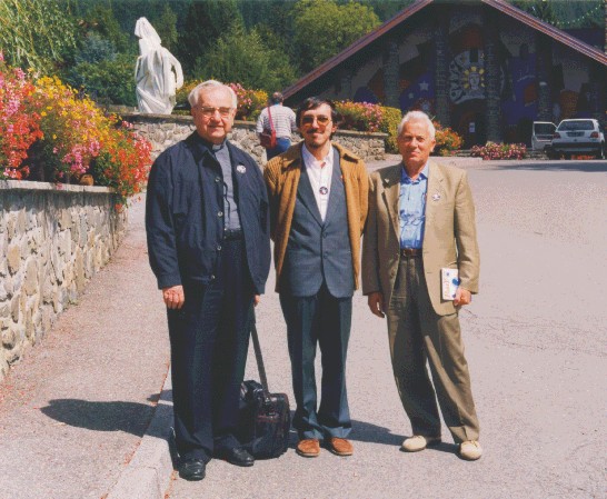 Io, mio padre e l'ineffabile padre Costante Brovetto (1925-2001) davanti alla chiesa di Plateau d'Assy