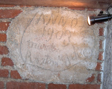Il graffito che attesta la costruzione della cappella ad opera del muratore Felice Rostoni