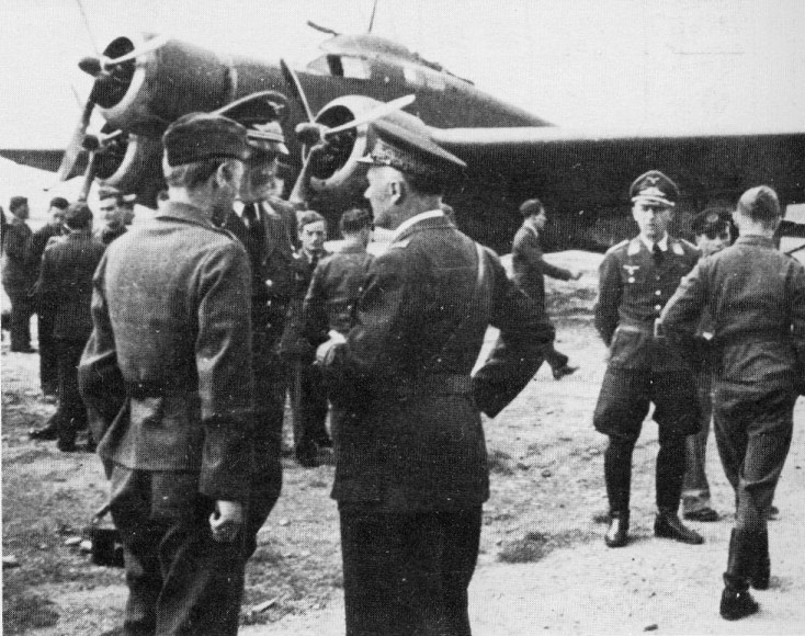 l gen. Tessari in visita, nel 1944, al Gruppo Aerosiluranti dell'A.N.R., dotato di trimotori S. 79