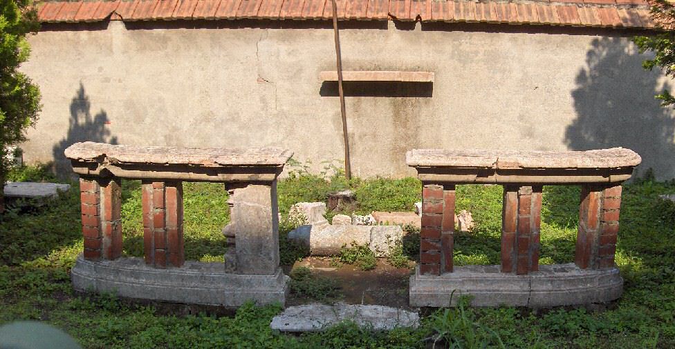 Alcuni resti di Santa Maria delle Grazie, come la balaustra visibile in questa foto, si trovano tuttora in un terreno sul lato nord di via San Fortunato, accanto alla chiesa parrocchiale di Sant'Ambrogio