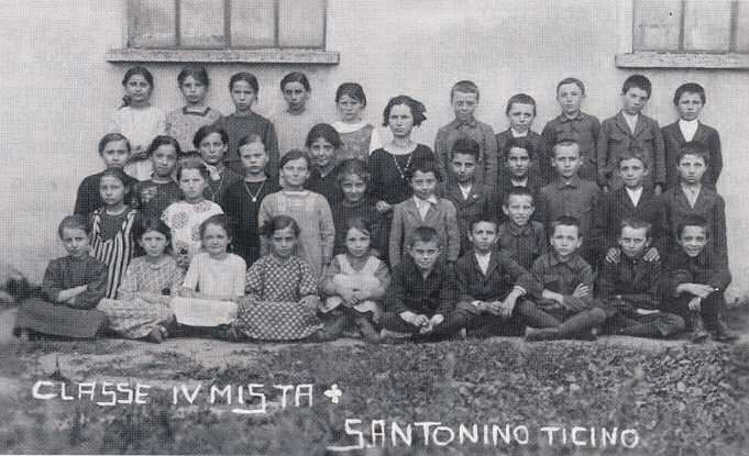 1923: la classe IV mista di S. Antonino Ticino, con l'insegnante Maria Bottini