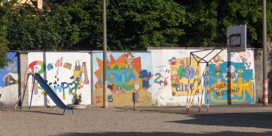 Murales sulla recinzione est dell'Oratorio Femminile, foto dell'autore di questo sito