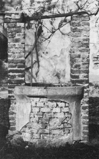 Un antico pozzo lonatese fotografato negli anni settanta, quando era ancora in piedi
