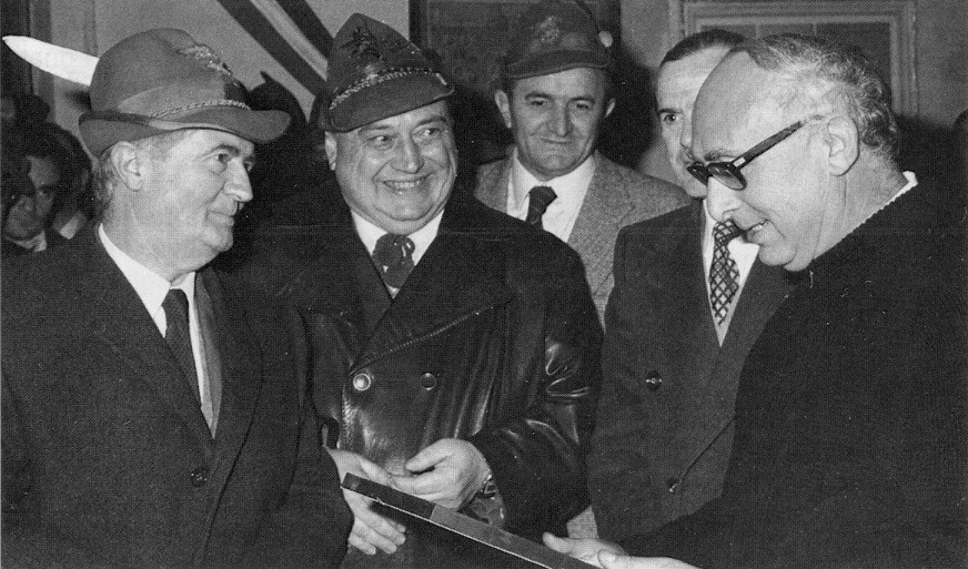 Foto scattata nel 1979, in occasione del 50 della costituzione del Gruppo Alpini di Lonate Pozzolo; da sinistra: Magg. Giacomo Bottini, Cesare Barzaghi, Ugo Ferrario, ing. Antonio Bottarini