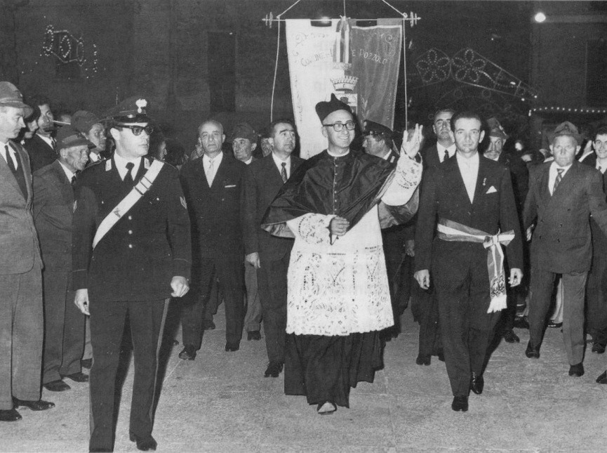 5 settembre 1965: don Eraldo Colombini giunge a Lonate Pozzolo quale nuovo parroco e sale sul sagrato della chiesa di S. Ambrogio, accompagnato dal sindaco Carlo Soldavini e dai padrini Remo Bollazzi e Giovanni Milani